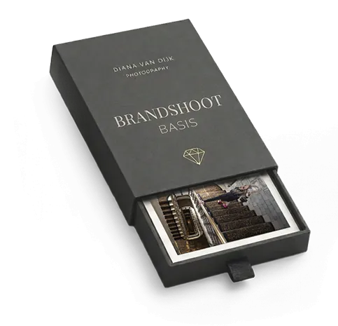 Donkergrijze Brandshoot Basis-doos van Diana van Dijk Photography, half open met een foto van een trappenhuis