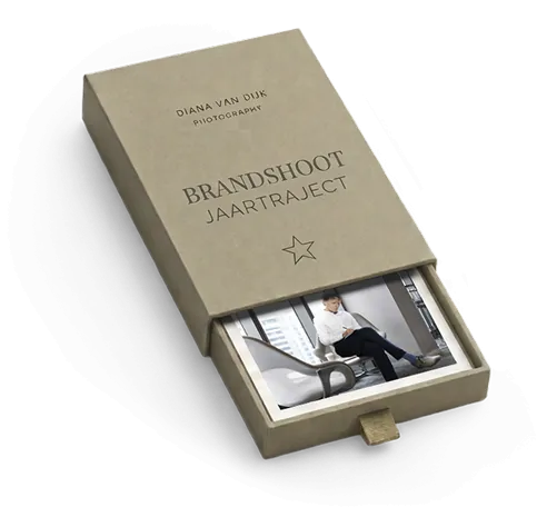 Taupe Brandshoot Jaartraject-doos van Diana van Dijk Photography, half open met een foto van een man in een stoel